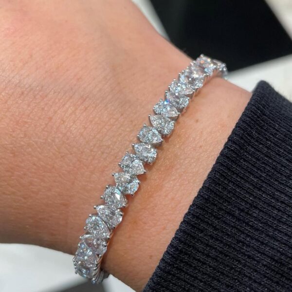Elegant heart-cut tennis bracelet – timeless sparkle piece